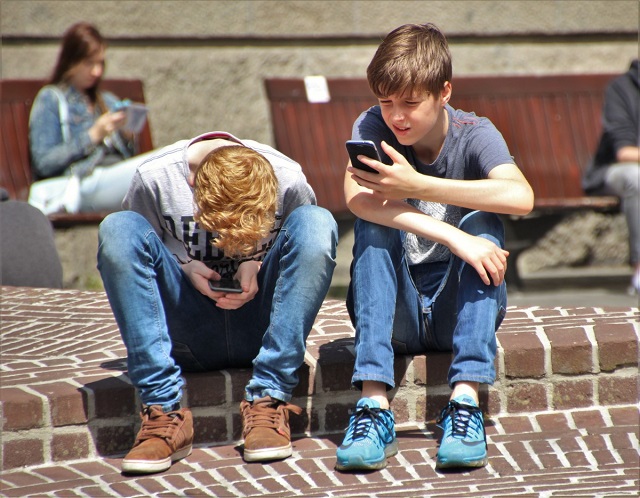 A mobiltelefon hatása a fiatalokra: A telefonfüggőség tönkreteheti a gyermekkort!